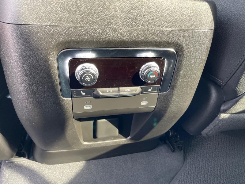GMC Yukon XL Vehicle Full-screen Gallery Image 18
