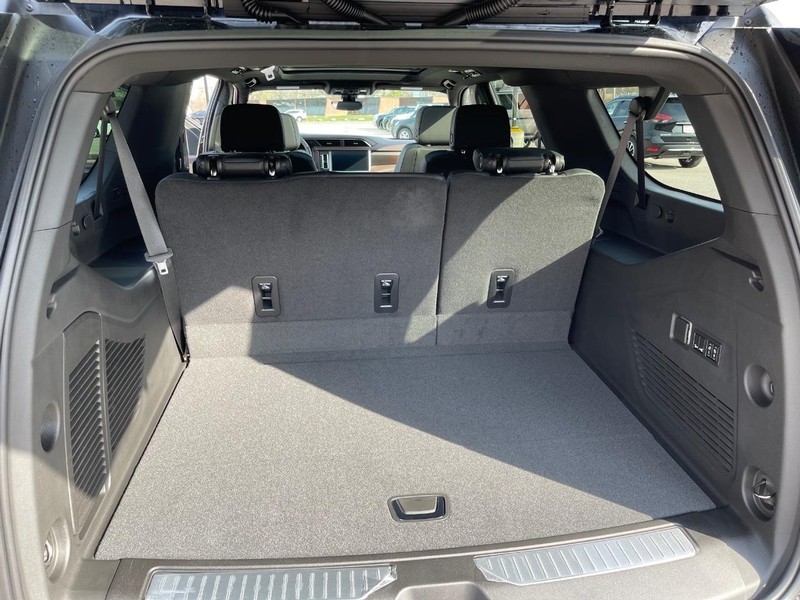 GMC Yukon XL Vehicle Full-screen Gallery Image 19