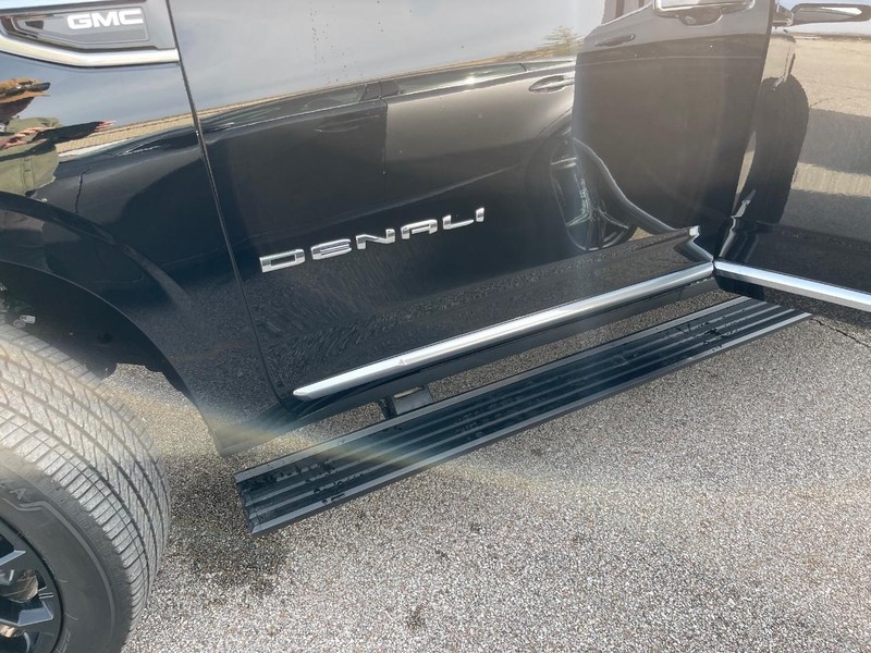 GMC Yukon XL Vehicle Full-screen Gallery Image 20