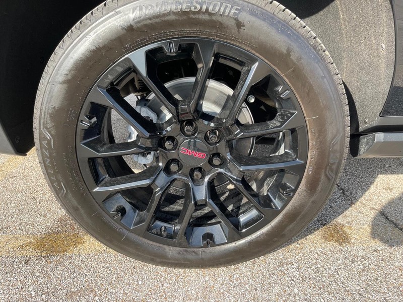 GMC Yukon XL Vehicle Full-screen Gallery Image 21