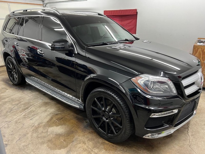 Mercedes-Benz GL-Class Vehicle Full-screen Gallery Image 2