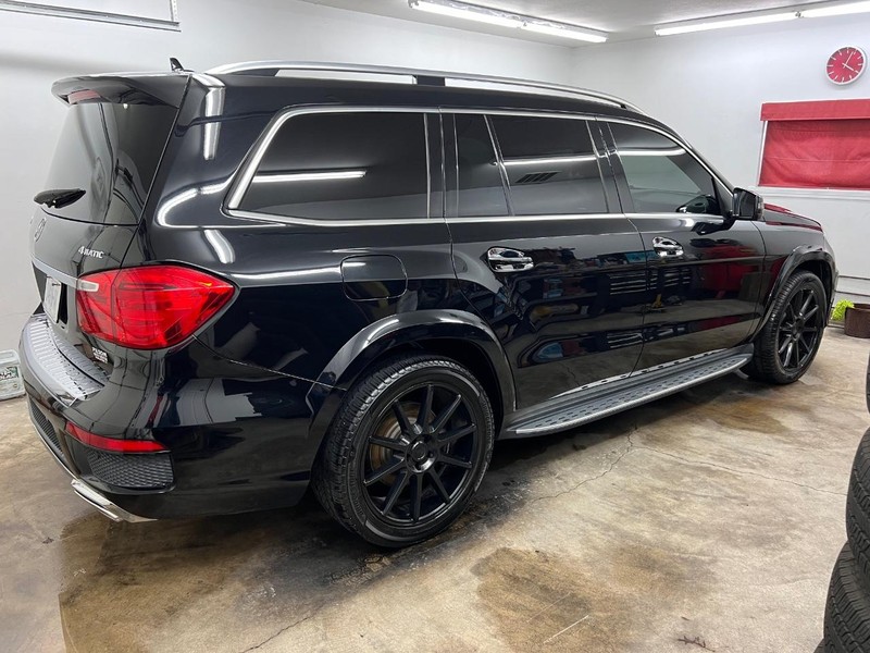 Mercedes-Benz GL-Class Vehicle Full-screen Gallery Image 3