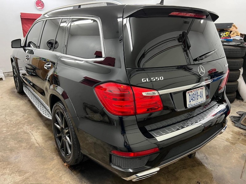 Mercedes-Benz GL-Class Vehicle Full-screen Gallery Image 4