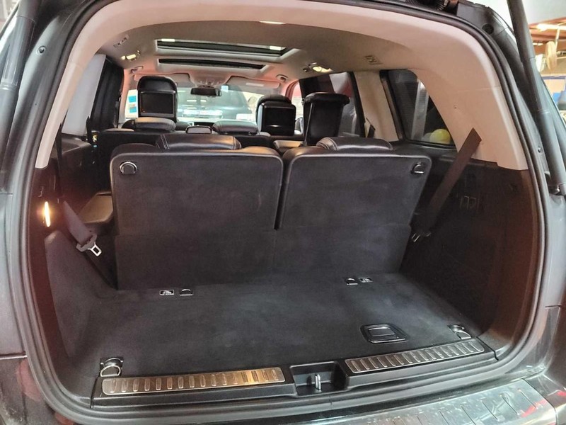 Mercedes-Benz GL-Class Vehicle Full-screen Gallery Image 5