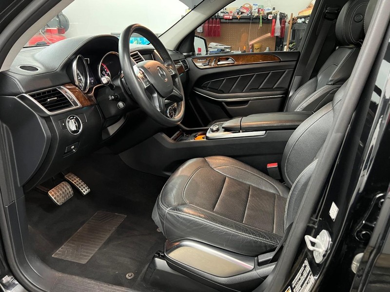 Mercedes-Benz GL-Class Vehicle Full-screen Gallery Image 6