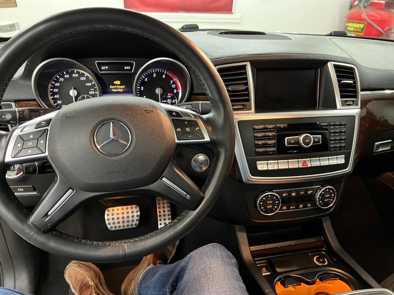 Mercedes-Benz GL-Class Vehicle Full-screen Gallery Image 7