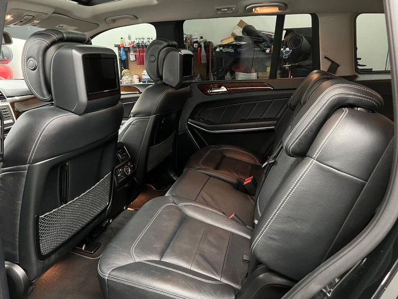 Mercedes-Benz GL-Class Vehicle Full-screen Gallery Image 9