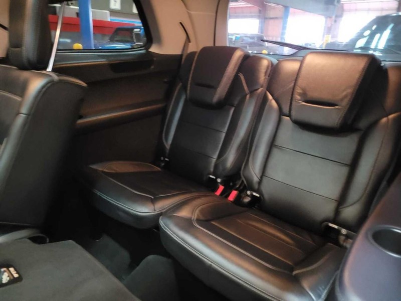 Mercedes-Benz GL-Class Vehicle Full-screen Gallery Image 11