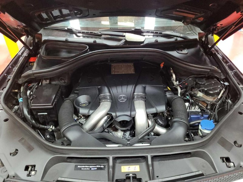 Mercedes-Benz GL-Class Vehicle Full-screen Gallery Image 12