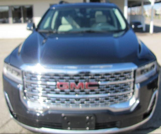 GMC Acadia Vehicle Full-screen Gallery Image 3
