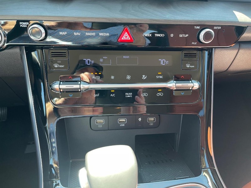 Kia Carnival Vehicle Full-screen Gallery Image 8