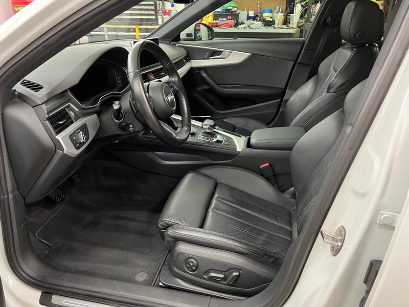 Audi A4 Vehicle Full-screen Gallery Image 5