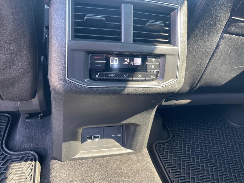 Volkswagen Atlas Vehicle Full-screen Gallery Image 14