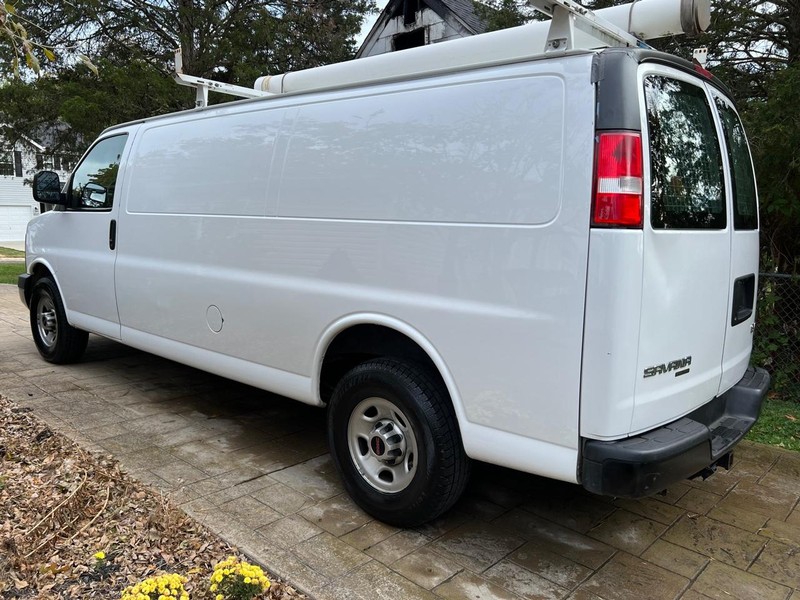 GMC Savana Cargo Van Vehicle Full-screen Gallery Image 2