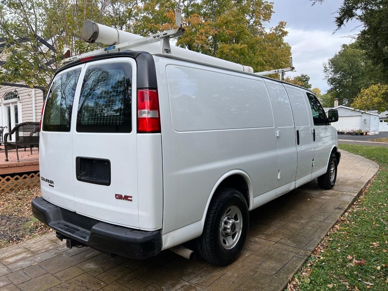 GMC Savana Cargo Van Vehicle Full-screen Gallery Image 3