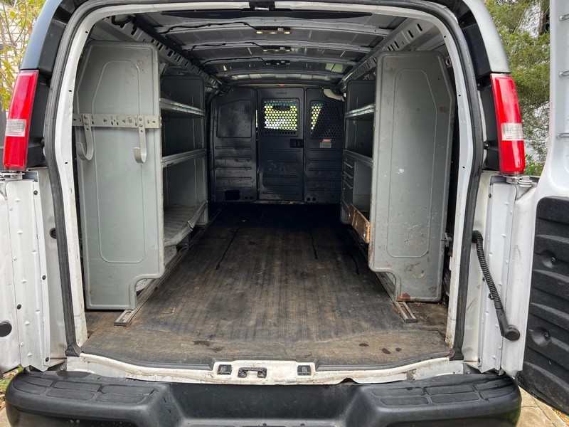 GMC Savana Cargo Van Vehicle Full-screen Gallery Image 4