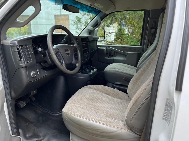 GMC Savana Cargo Van Vehicle Full-screen Gallery Image 5