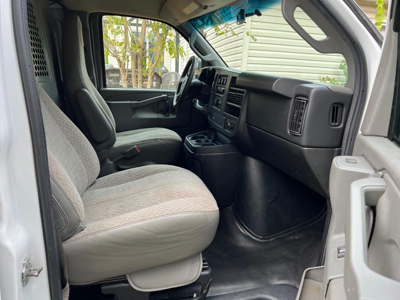 GMC Savana Cargo Van Vehicle Full-screen Gallery Image 6