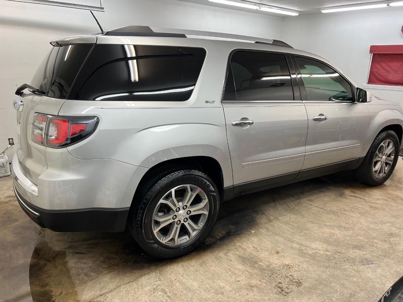 GMC Acadia Vehicle Full-screen Gallery Image 3