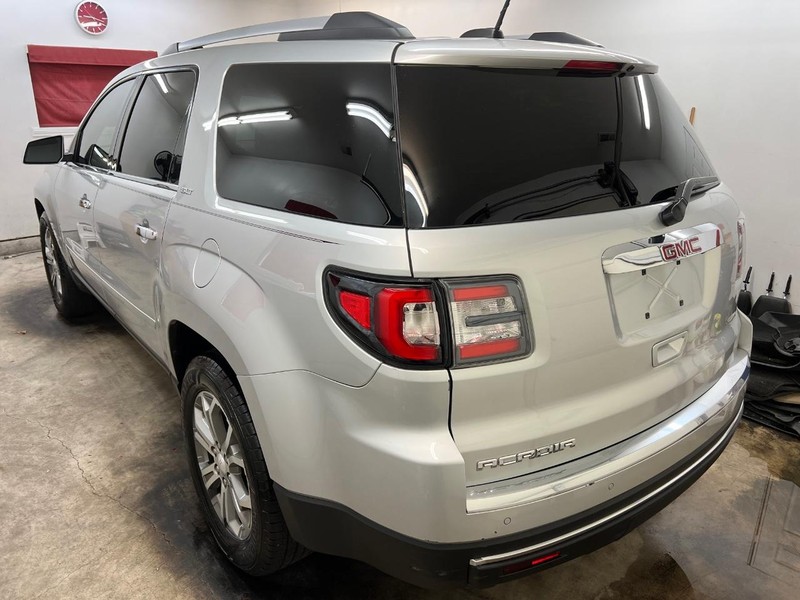 GMC Acadia Vehicle Full-screen Gallery Image 4