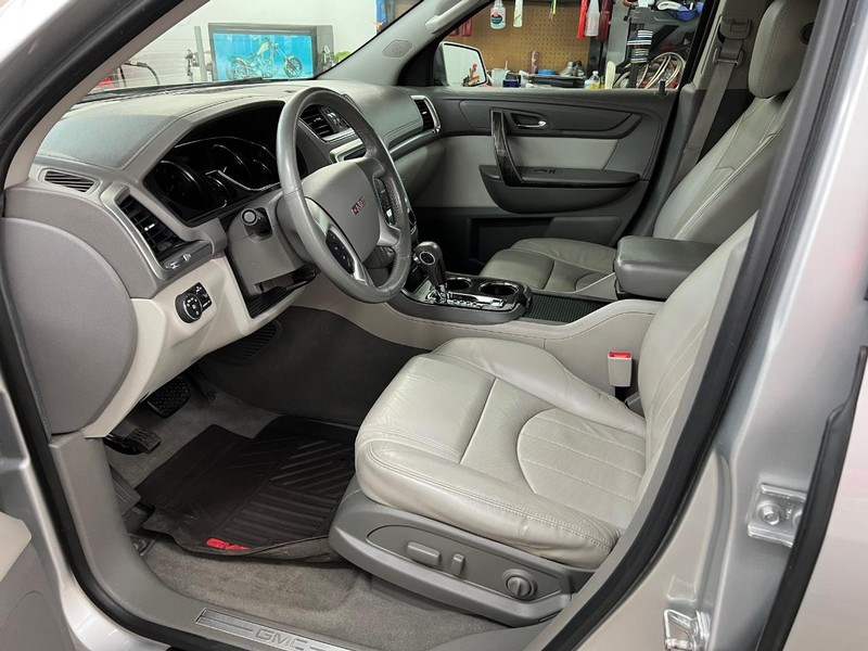 GMC Acadia Vehicle Full-screen Gallery Image 5