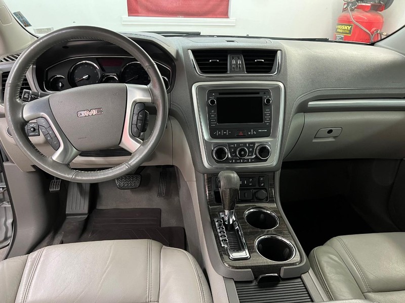GMC Acadia Vehicle Full-screen Gallery Image 6