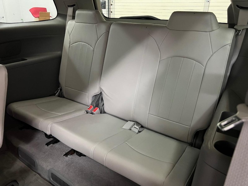 GMC Acadia Vehicle Full-screen Gallery Image 7