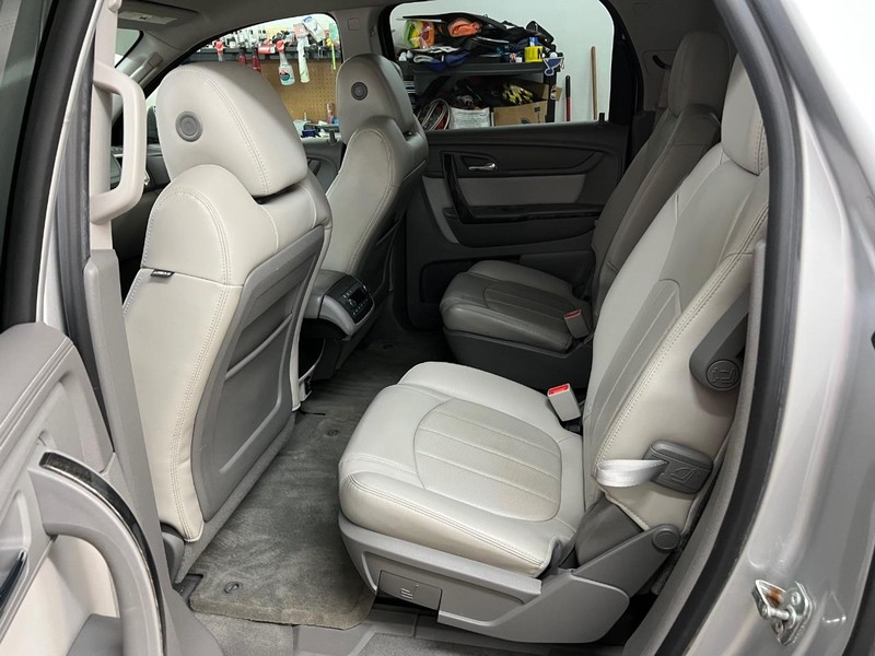 GMC Acadia Vehicle Full-screen Gallery Image 9