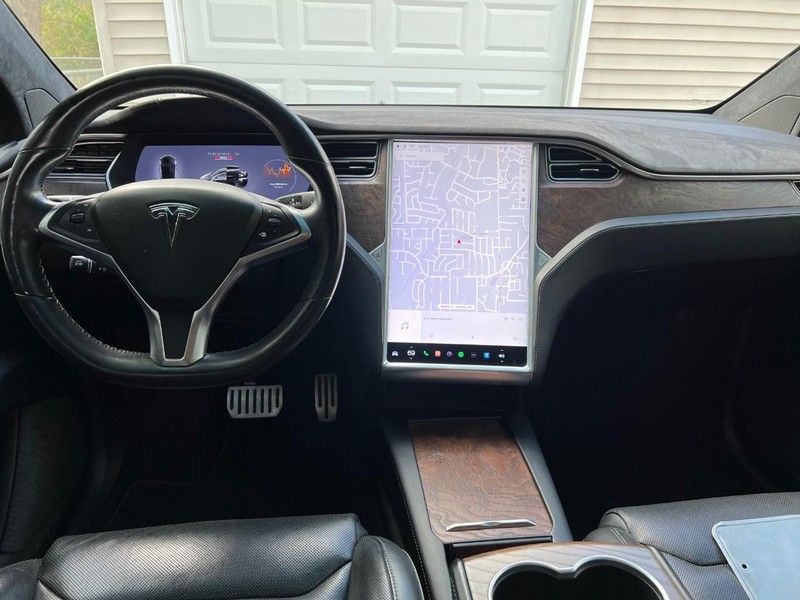 Tesla Model X Vehicle Full-screen Gallery Image 5