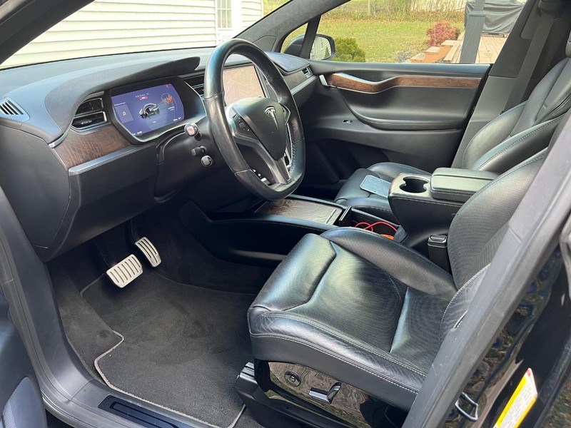 Tesla Model X Vehicle Full-screen Gallery Image 6
