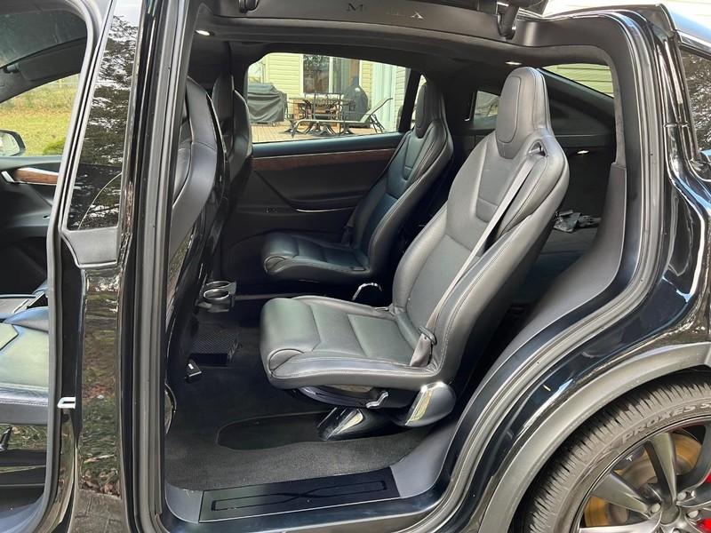 Tesla Model X Vehicle Full-screen Gallery Image 7
