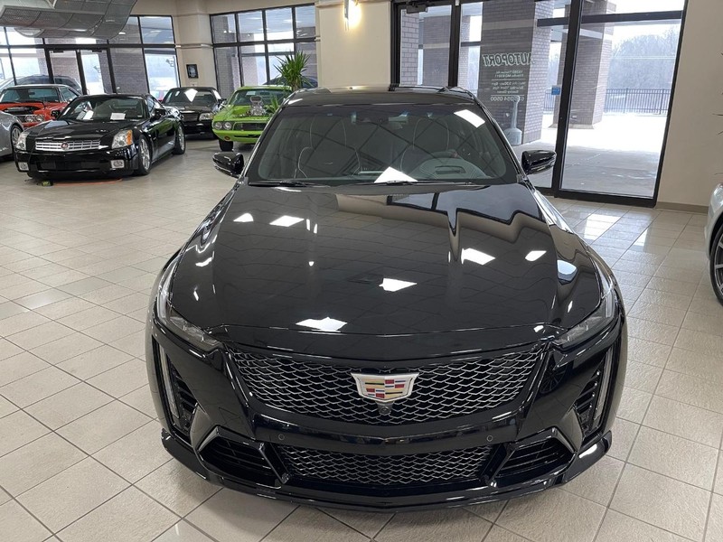Cadillac CT5-V Vehicle Full-screen Gallery Image 2