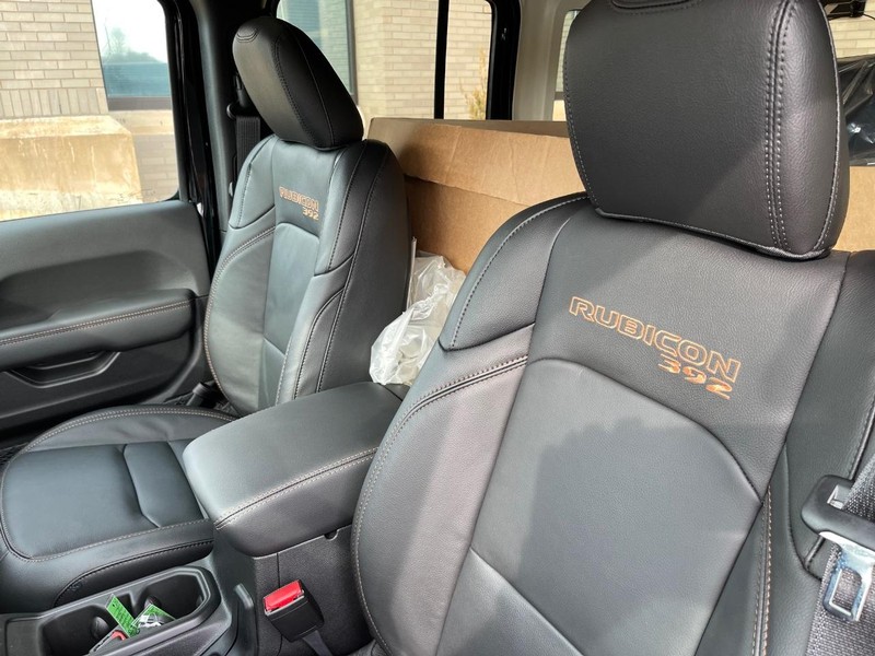 Jeep Wrangler Vehicle Full-screen Gallery Image 8