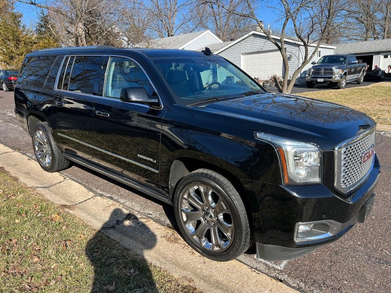 GMC Yukon XL Vehicle Full-screen Gallery Image 2