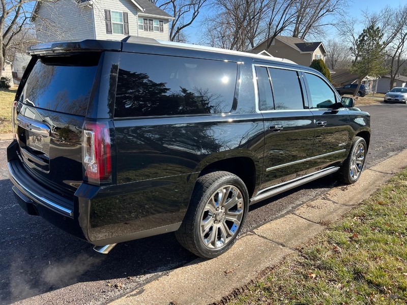 GMC Yukon XL Vehicle Full-screen Gallery Image 3