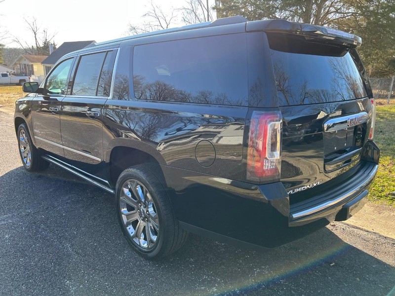 GMC Yukon XL Vehicle Full-screen Gallery Image 4