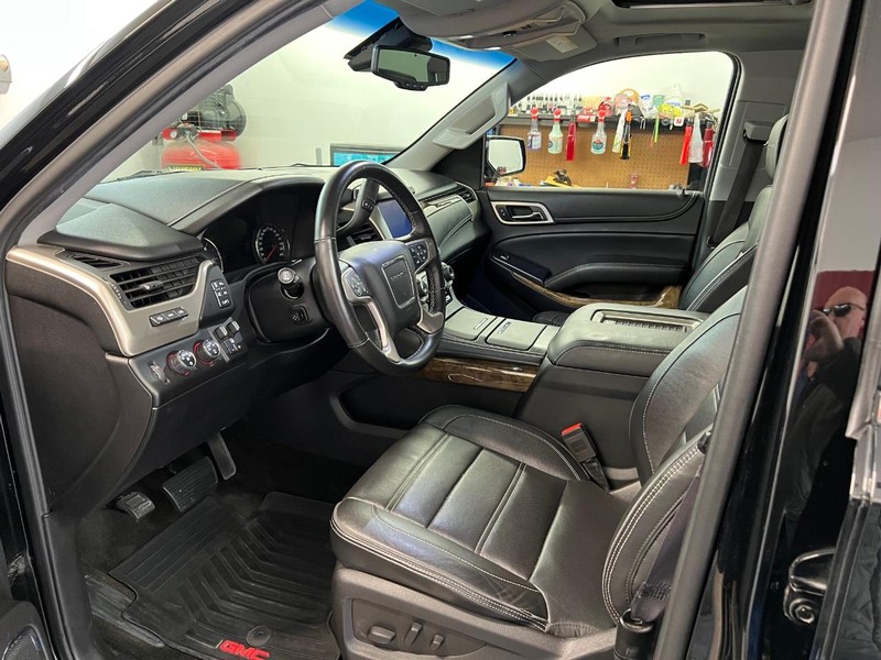 GMC Yukon XL Vehicle Full-screen Gallery Image 5