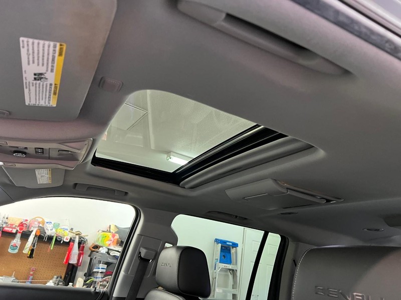 GMC Yukon XL Vehicle Full-screen Gallery Image 8