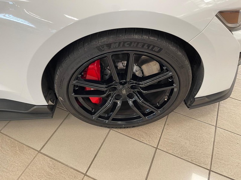 Ford Mustang Vehicle Full-screen Gallery Image 6