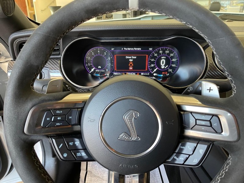 Ford Mustang Vehicle Full-screen Gallery Image 9