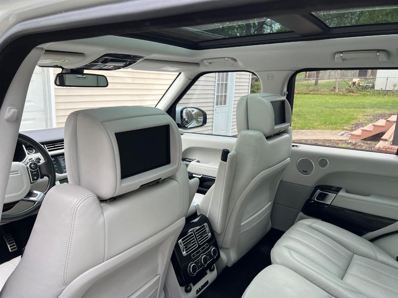 Land Rover Range Rover Vehicle Full-screen Gallery Image 7