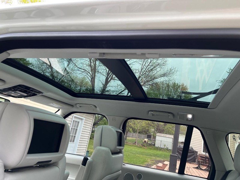 Land Rover Range Rover Vehicle Full-screen Gallery Image 8
