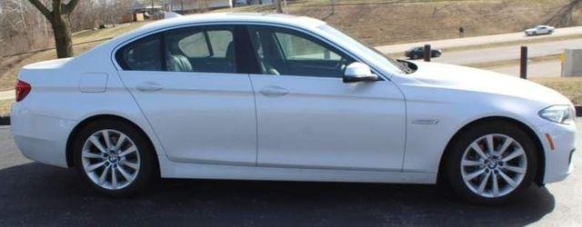 BMW 5 Series Vehicle Full-screen Gallery Image 3