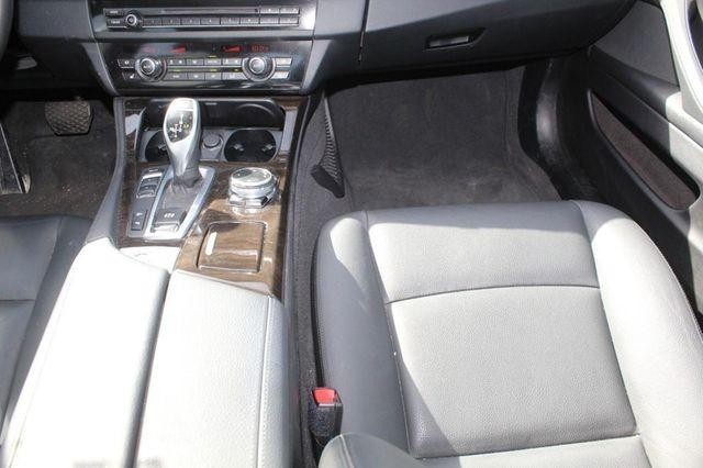 BMW 5 Series Vehicle Full-screen Gallery Image 5