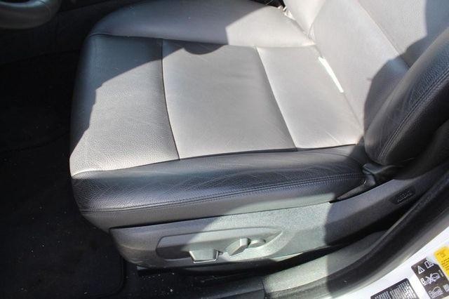 BMW 5 Series Vehicle Full-screen Gallery Image 6