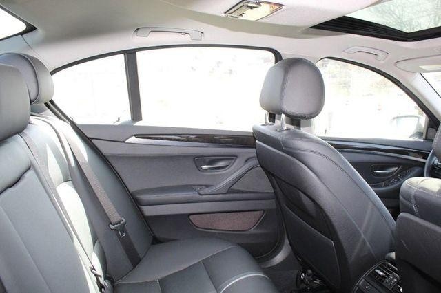 BMW 5 Series Vehicle Full-screen Gallery Image 7