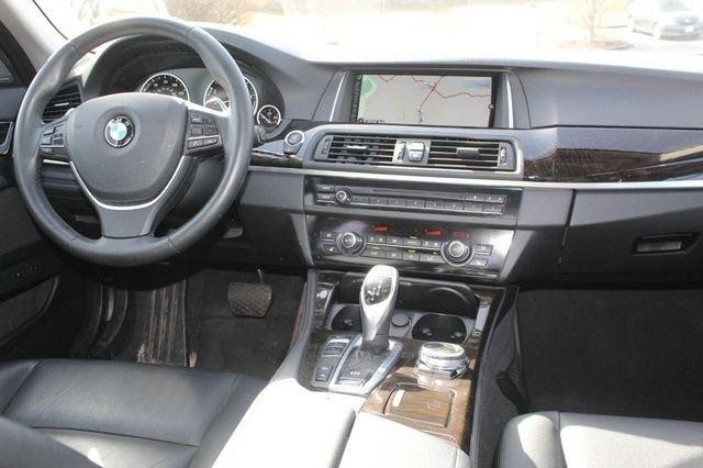 BMW 5 Series Vehicle Full-screen Gallery Image 8