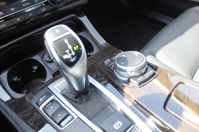 BMW 5 Series Vehicle Full-screen Gallery Image 9