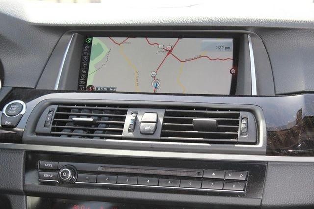 BMW 5 Series Vehicle Full-screen Gallery Image 10
