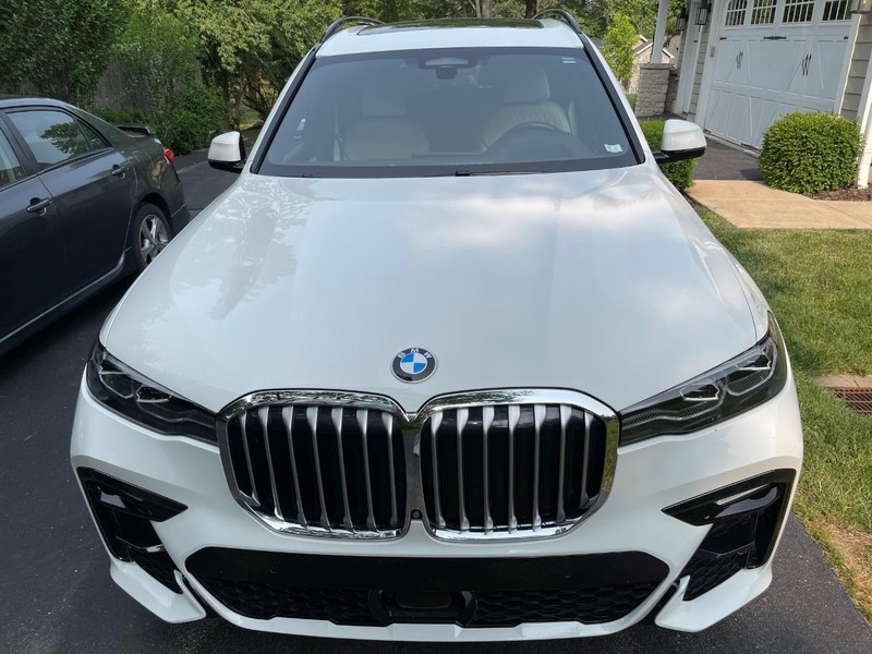 BMW X7 Vehicle Full-screen Gallery Image 2